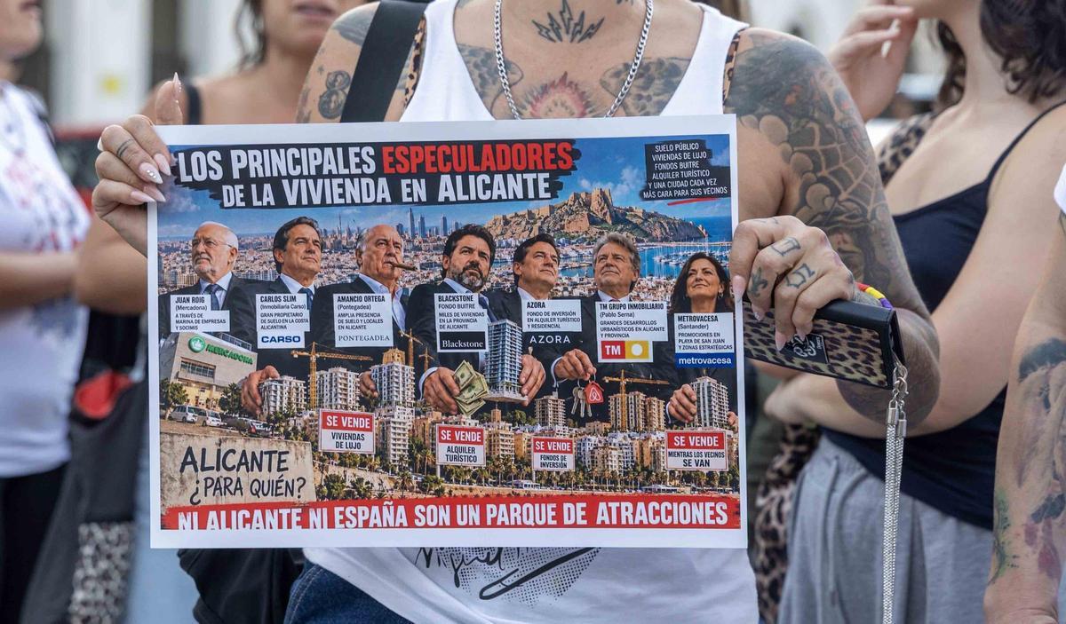 El desahucio de Maricarmen provoca una segunda protesta por el derecho a la vivienda en Alicante