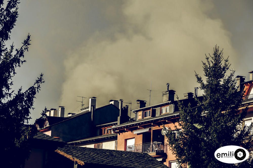 Un incendi crema la teulada d''una casa de Llívia i obliga a evacuar els veïns