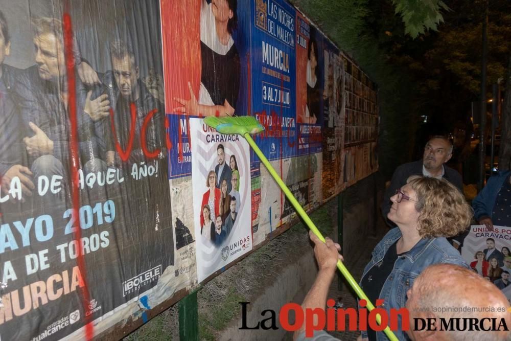 Pegada de carteles en Caravaca