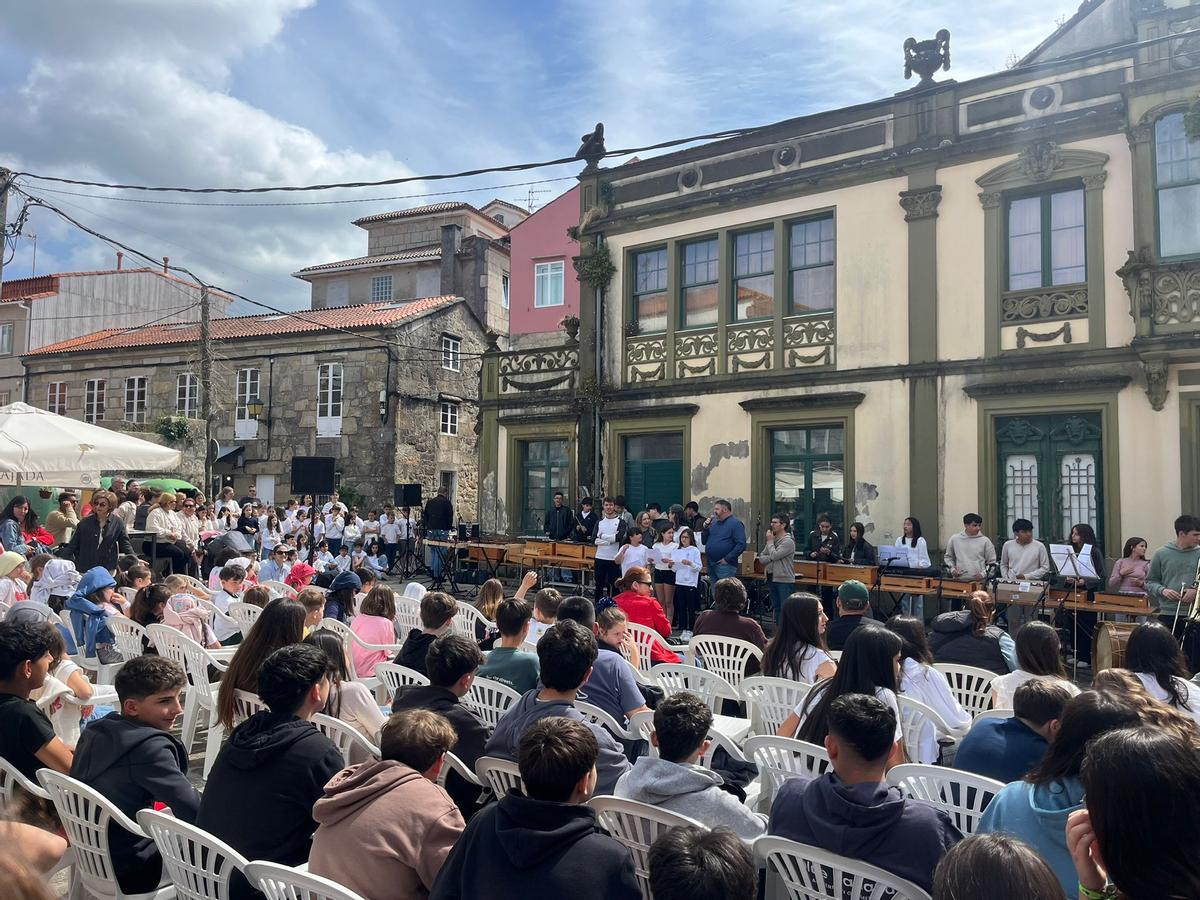 Organizadores, participantes, autoridades y público en Cambados.