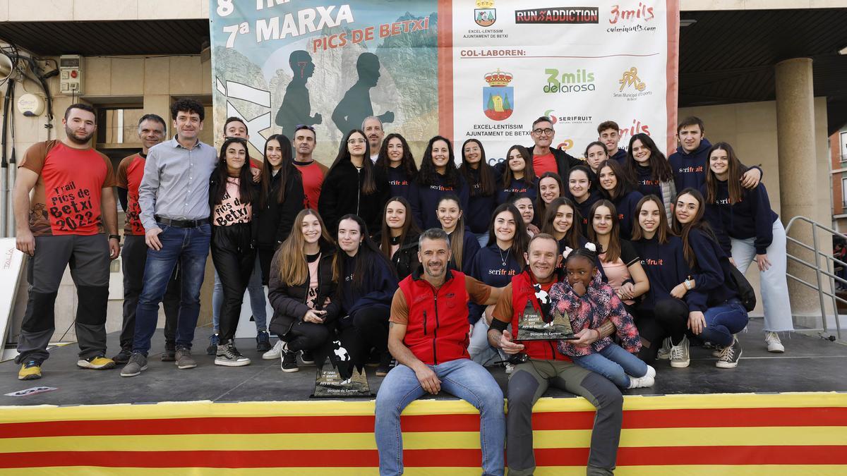 Los organizadores y voluntarios, junto al alcalde de Betxí, Alfred Remolar, ayer tras la carrera.