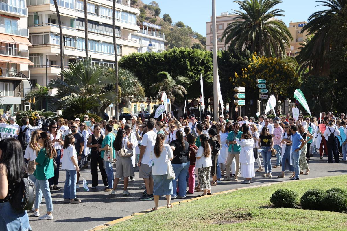 Un millar de médicos invaden en centro de Málaga en una nueva jornada de huelga