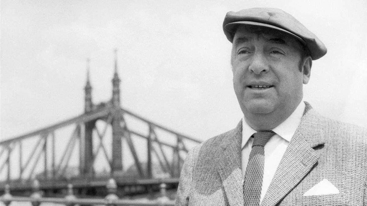 El poeta chileno Pablo Neruda, en 1956,