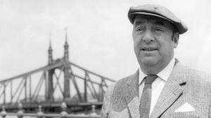 El poeta chileno Pablo Neruda, en 1956, 