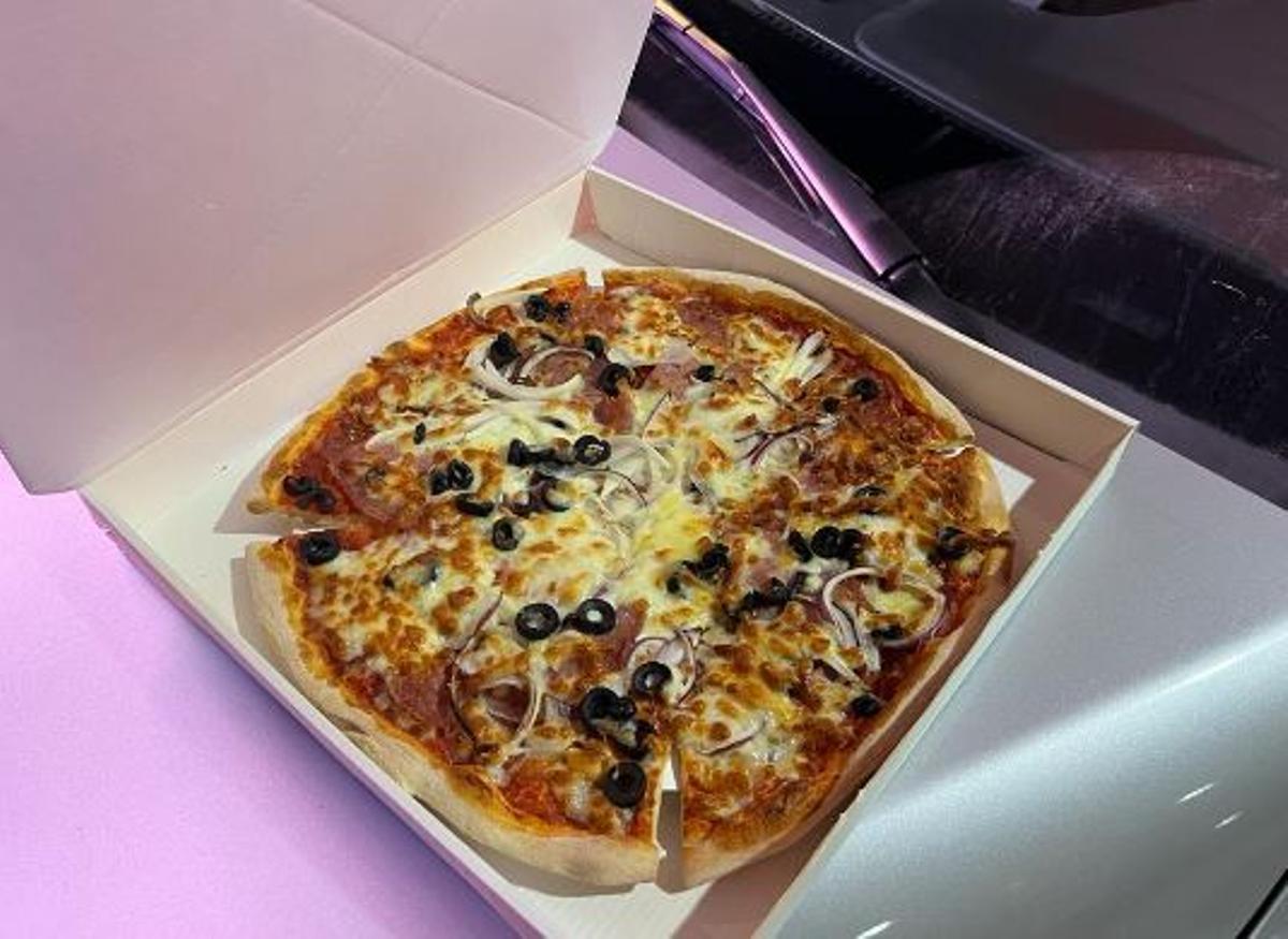 Mira aquí las imágenes de la primera máquina expendedora de pizzas en Ibiza