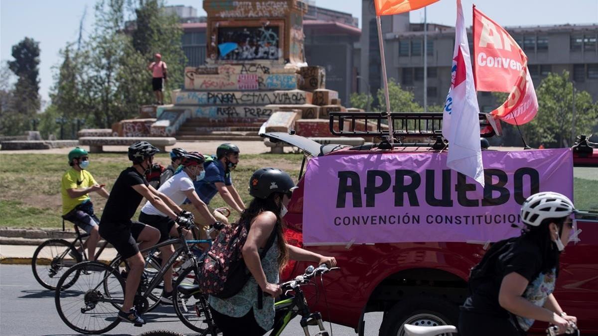 Manifestación de ciclistas a favor de cambair la Constitución de Chile, este domingo en Santiago.