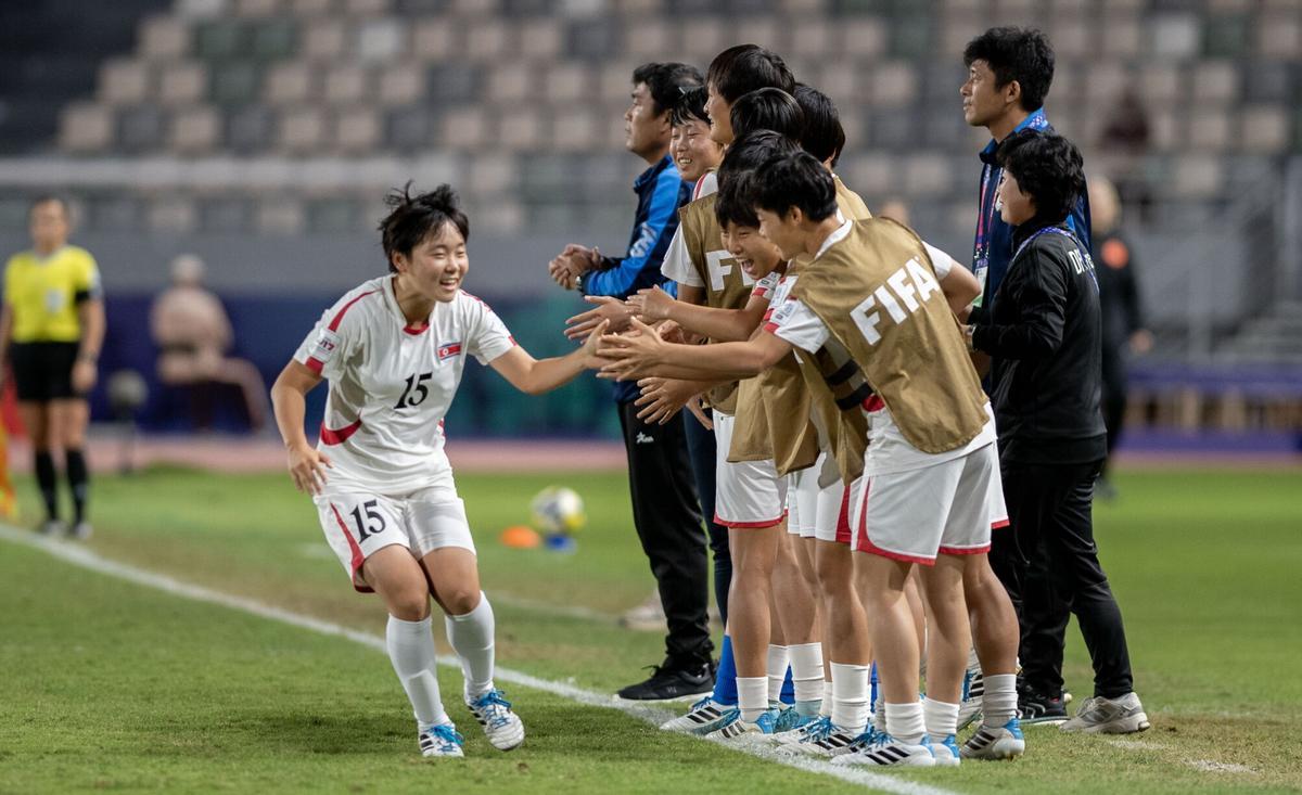 La jugadorea coreana Won-Sim Kim (I) celebra e 1-0 durante la final del Mundial sub 17 en Marruecos.EFE/EPA/JALAL MORCHIDI