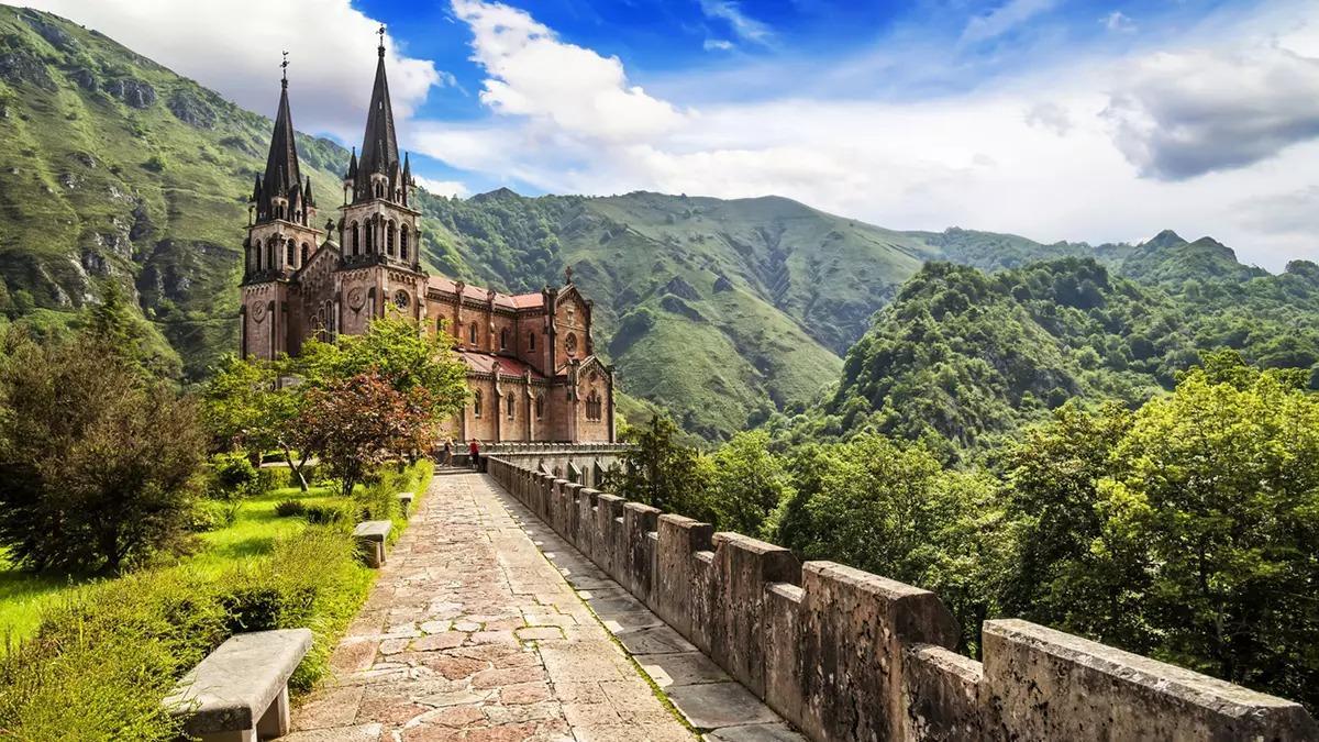 La Basílica de Santa María la Real de Covadonga, uno de los paisajes más sobrecogedores de los Picos de Europa, reconocida como Lugar Mágico de España por su historia y espiritualidad
