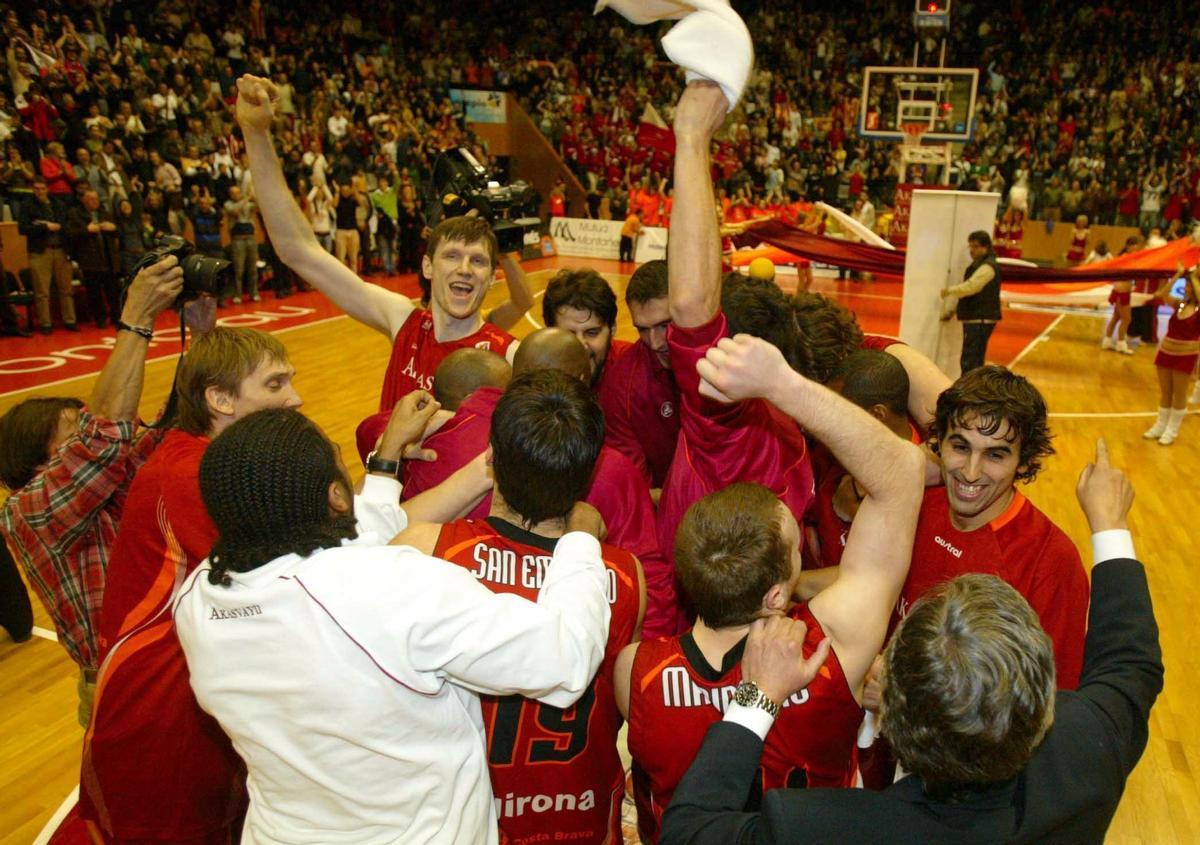 Els jugadors de l’Akasvayu celebrant amb Pesic el triomf contra el Madrid el desembre de 2006.