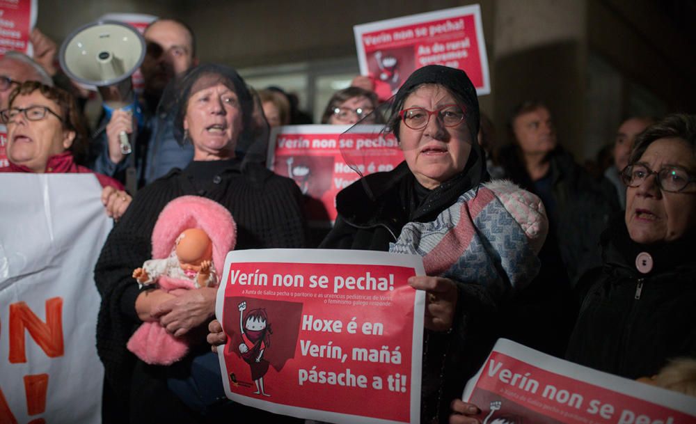 Concentración ciudadana en Ourense en protesta por el cierre del paritorio del hospital de Verín.