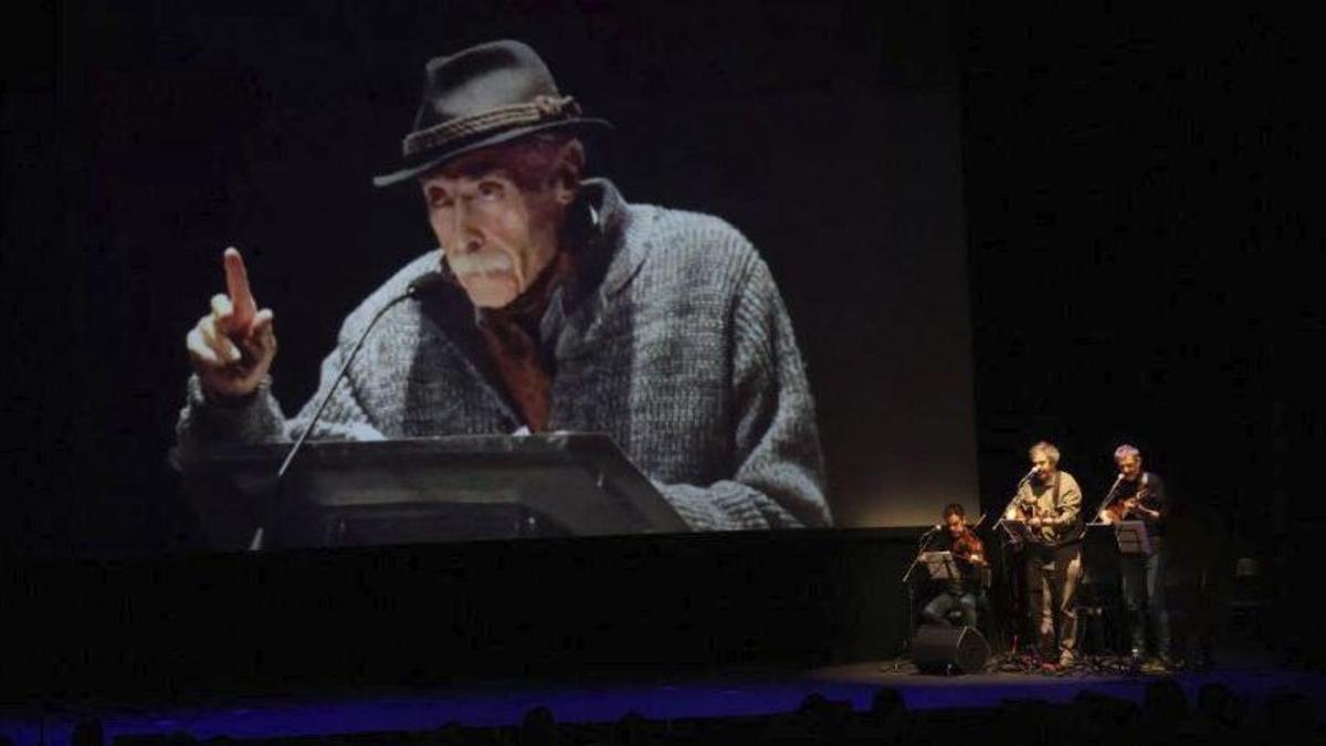 Varios músicos y, de fondo una imagen de Hilario Tundidor. | VÍCTOR GARRIO