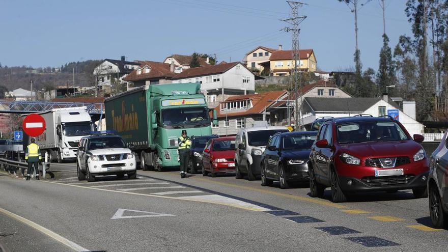 Retenciones kilométricas tras el accidente de ayer // R. Grobas