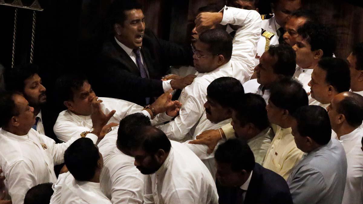 La tensión estalla en el Parlamento de Sri Lanka con peleas entre los diputados opositores