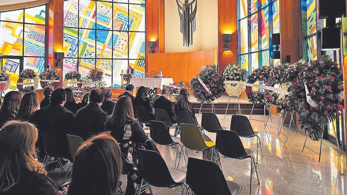 Familiares y amigos del abogado Rafael Simón acuden a despedirle en el tanatorio de Sant Joan