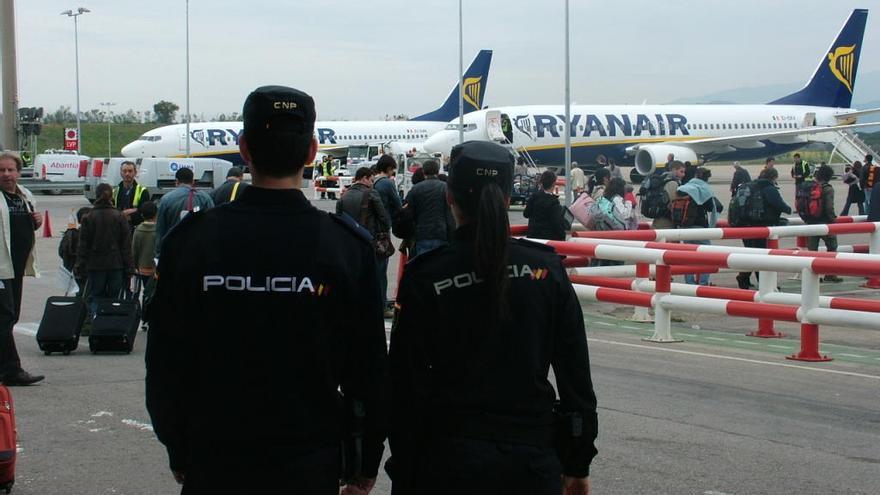 Imatge d&#039;arxiu d&#039;agents de la Policia Nacional, observant l&#039;arribada de passatgers a l´aeroport de Girona