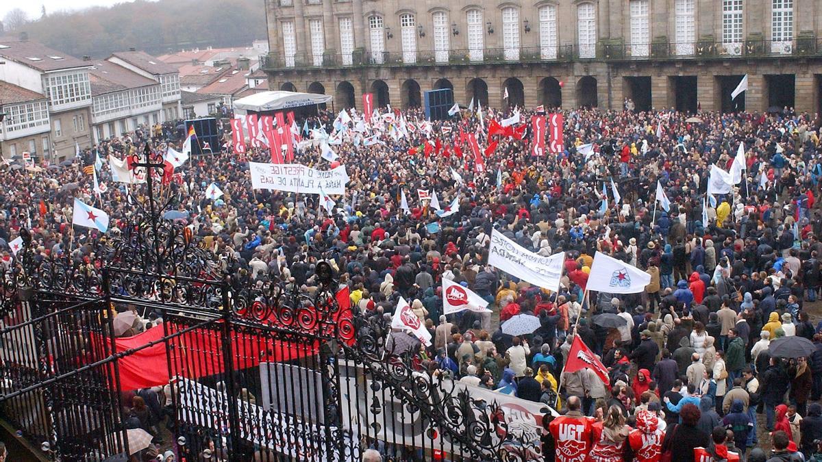 Manifestación multitudinaria de Nunca Máis el 1 de diciembre del 2002 en Santiago de Compostela.