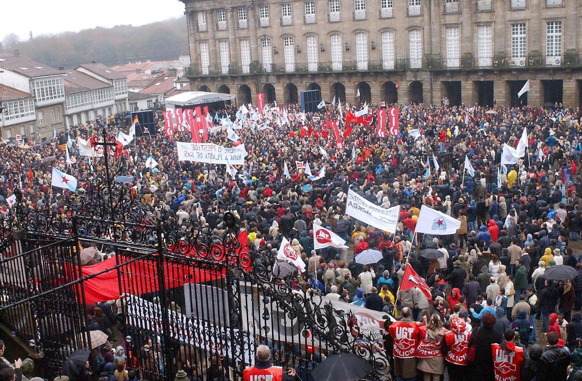 Manifestación multitudinaria de Nunca Máis el 1 de diciembre del 2002 en Santiago de Compostela.