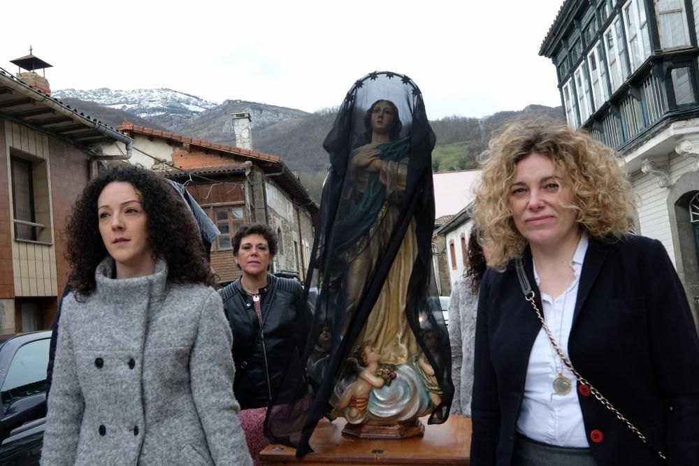 Procesión del Santo Encuentro en Campomanes