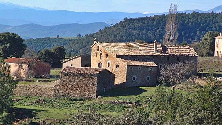 Una masia a la zona dels Torrents, al terme de Lladurs