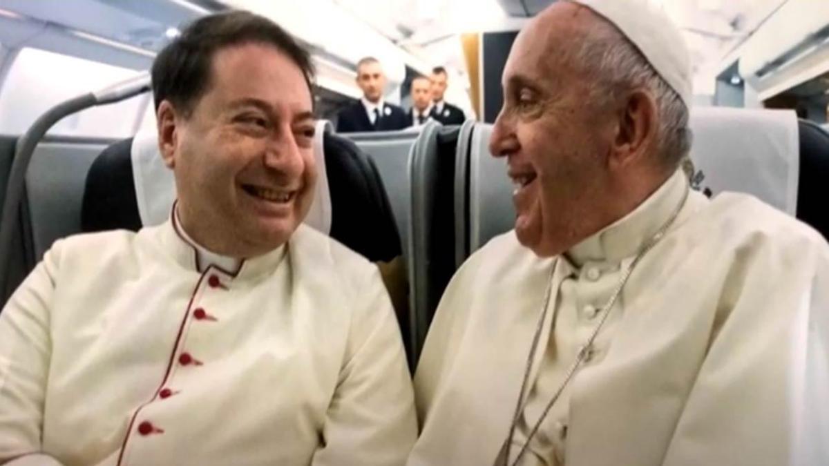 El sacerdote de Elda Carlos Mendiola junto al papa en un vuelo entre Tokio y Roma