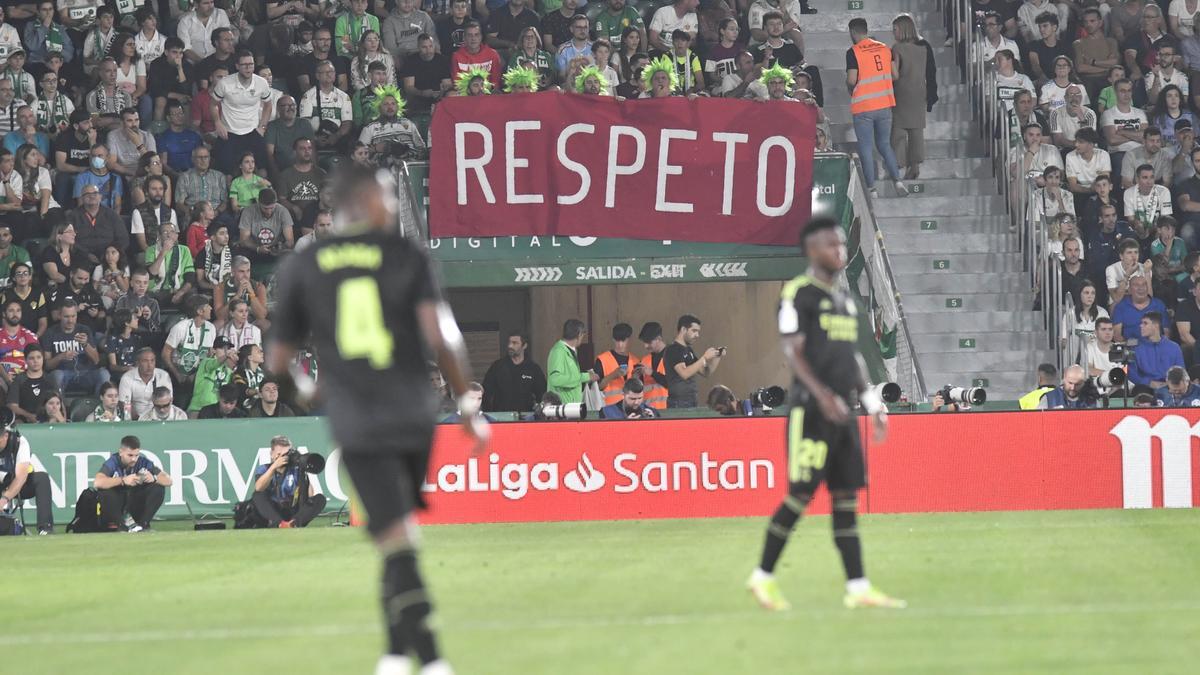 Las peñas del Elche CF expresaron su rechazo al colectivo arbitral con pancartas y pitidos en el minuto 12 del partido ante el Real Madrid