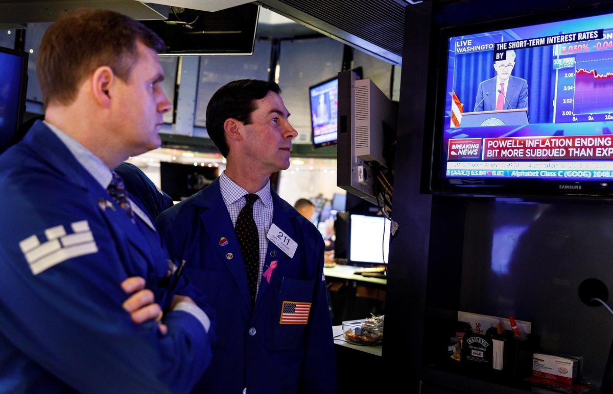 Operadores de Wall Street siguiendo el avance de la bolsa