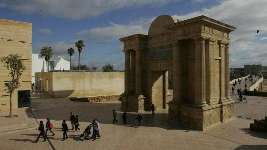 Córdoba apagará las luces de la Puerta del Puente por La Hora del Planeta