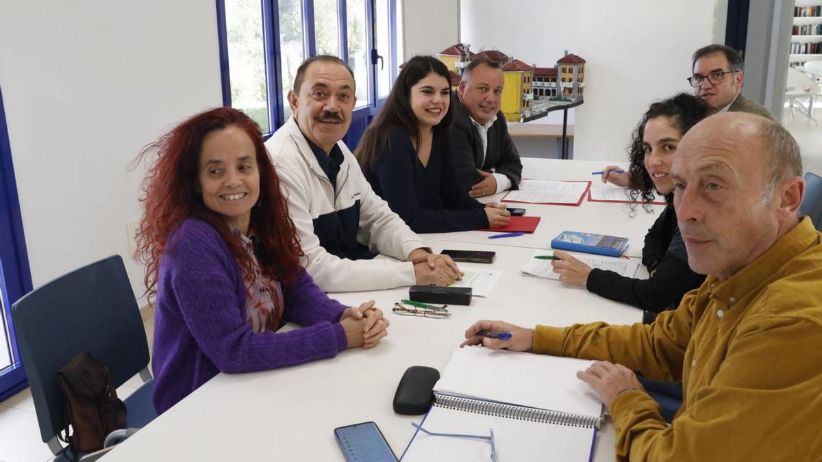 Por la izquierda, en sentido de las agujas del reloj, Ana Solís, Juanjo Fernández, Raquel Ruiz, Pelayo García, Pablo Pando (secretario del grupo municipal socialista), Llarina González  y Agustín Medina.  | MARA VILLAMUZA