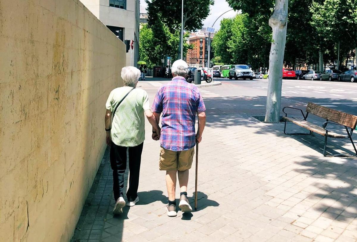 Dos ancianos, paseando en Madrid.