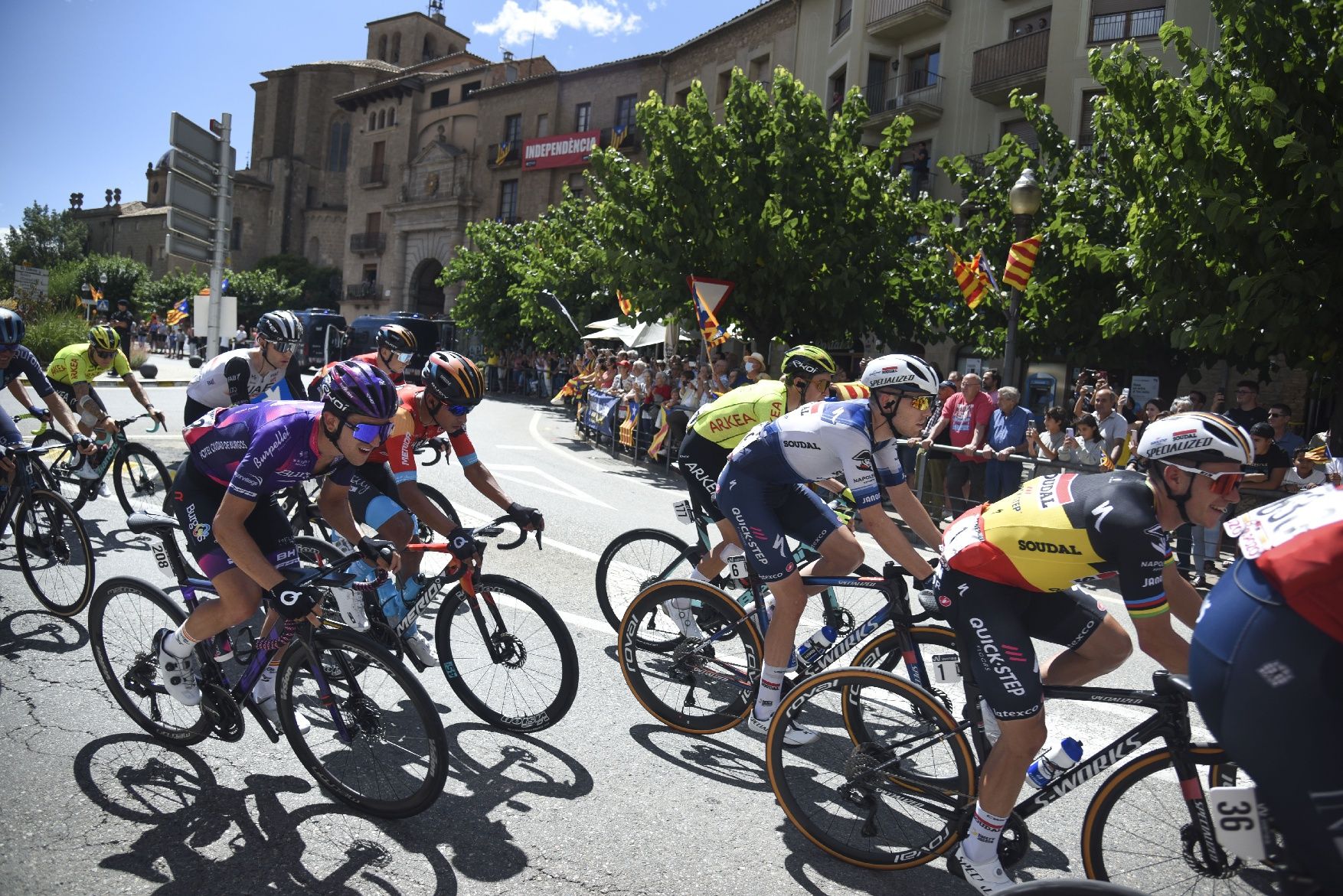 El pas fugaç de 'La Vuelta' per Solsona congrega centenars de persones al portal de Sant Miquel