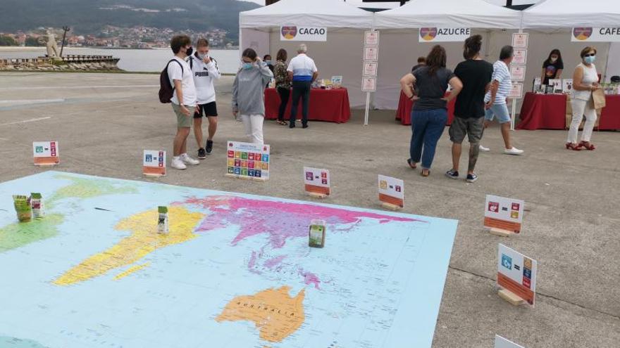 Un “mercado justo” descubre en Moaña la realidad del comercio de café, cacao o azúcar