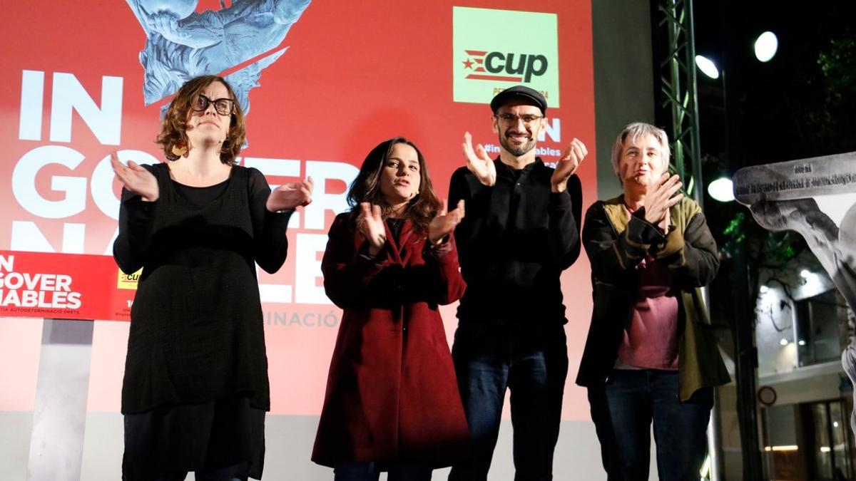 Acto de la CUP en Terrassa con Eulàlia Reguant, Maria Sirvent, Maties Serracant y Cristina Mas.