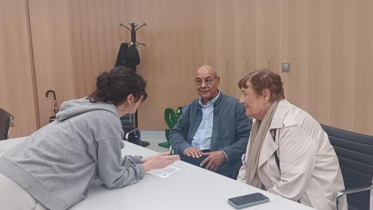 Anabel Gulías conversa con Maite Isla y Abidin Buchalaya.