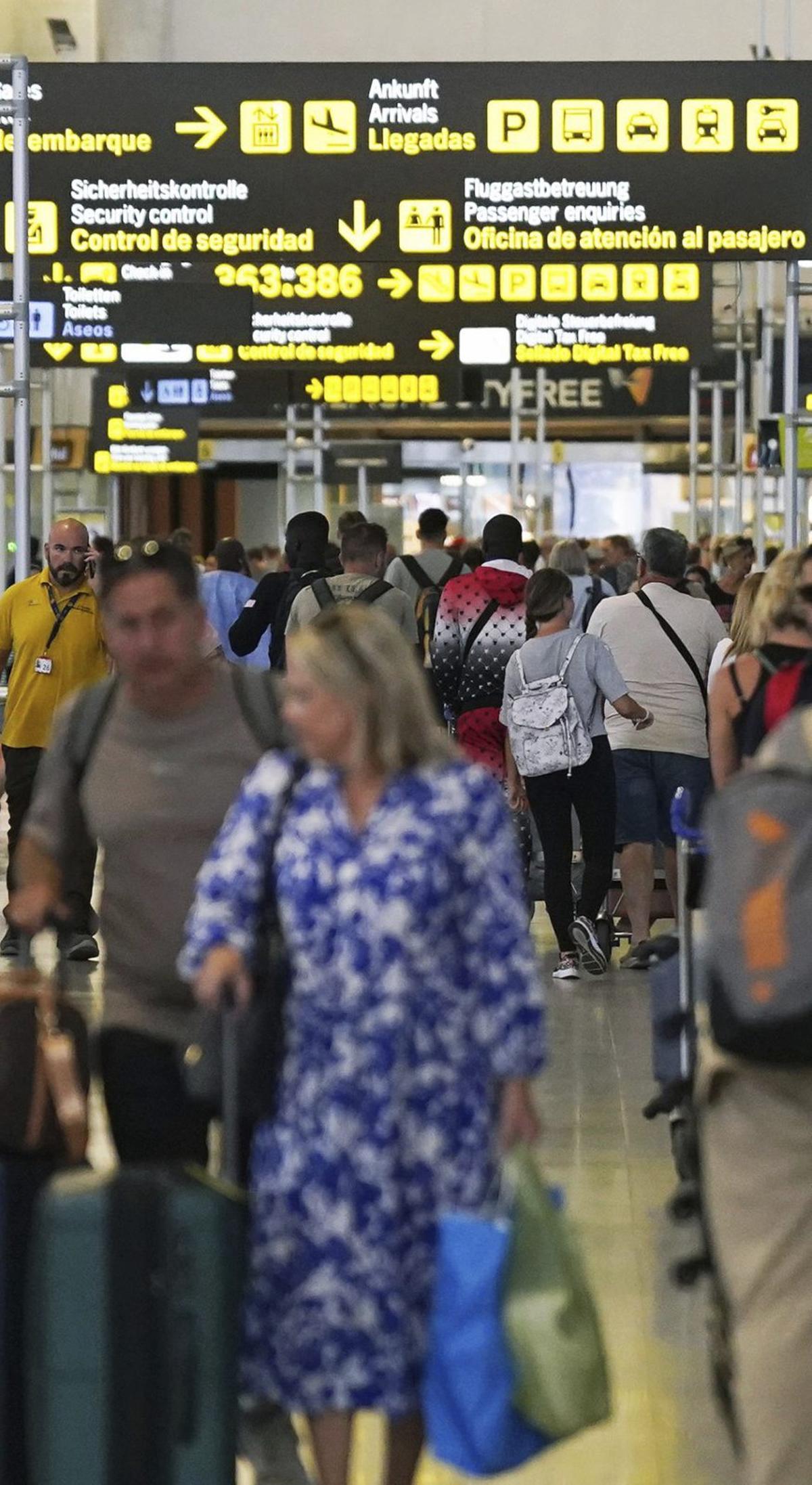 Turistas en el aeropuerto de Málaga. | ÁLEX ZEA