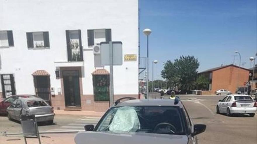 Dos jóvenes, heridas en un accidente de tráfico