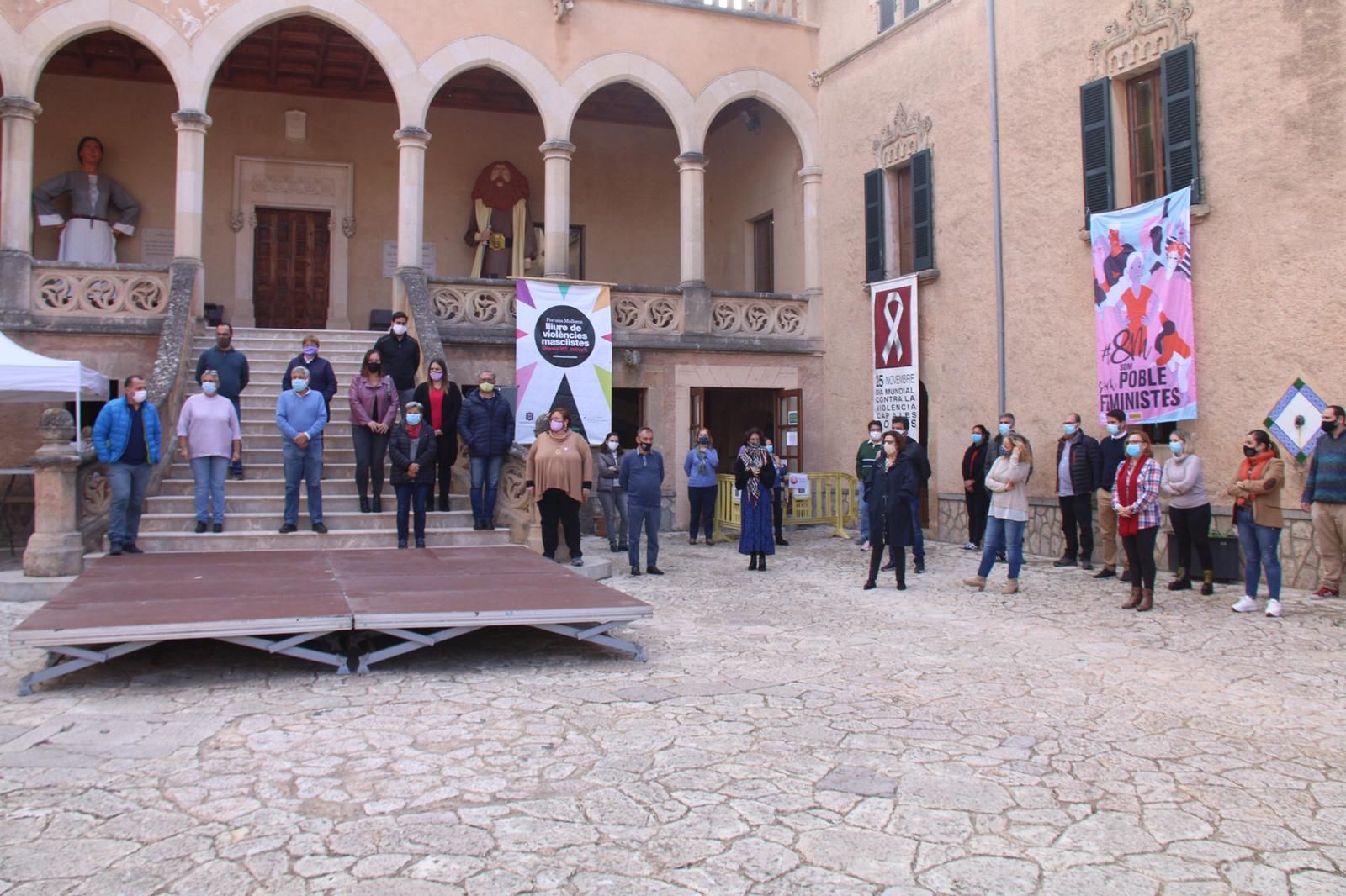 Mallorca guarda un minuto de silencio por las víctimas de la violencia de género