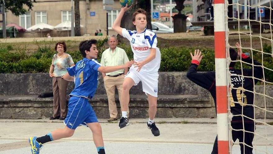 Uno de los partidos que se disputaron ayer en el paseo de Montero Ríos.