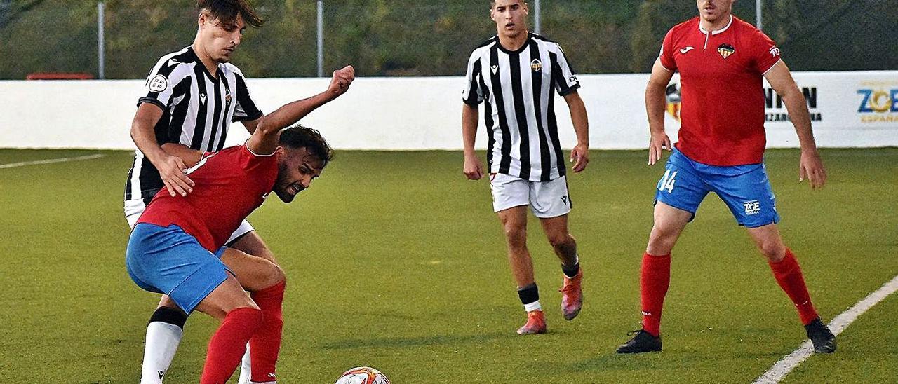 Una acción del encuentro entre Atlético Saguntino y Castellón B. | ATLÉTICO SAGUNTINO