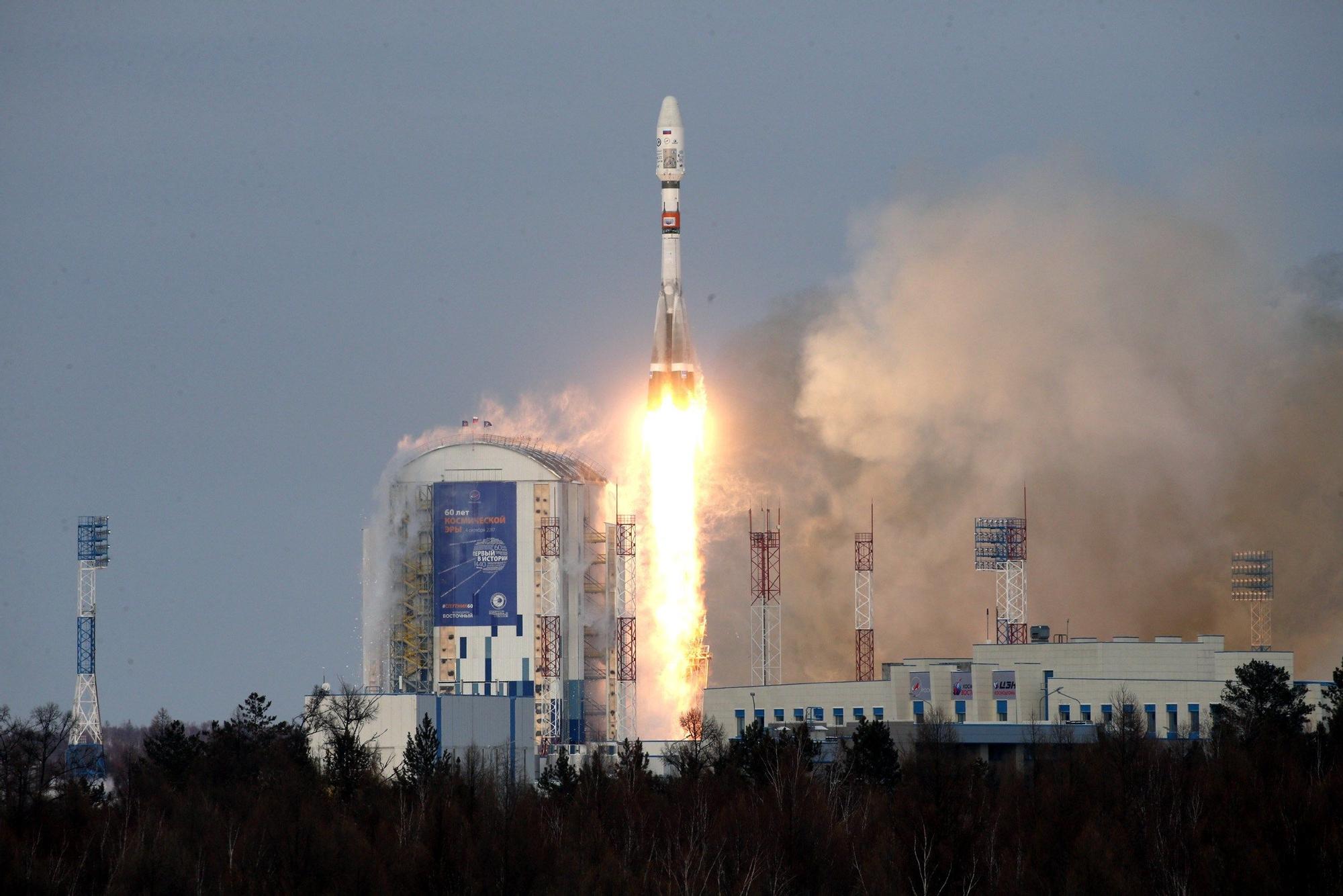 Lanzamiento de un cohete Soyuz-2.1b para poner en órbita un satélite ruso en 2017