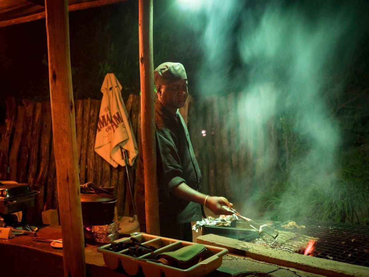 El cocinero prepara la barbacoa en la Boma