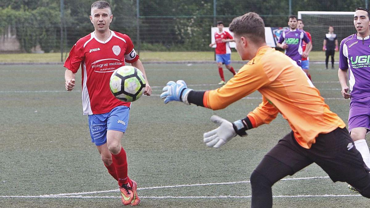 El exdeportivista Juanito, con el brazalete de capitán durante un partido con el Sigüeiro. |  // ANTONIO HERNÁNDEZ 