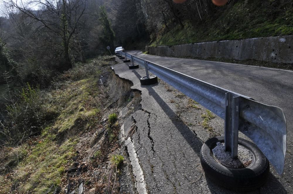 Hundimiento de la AS-337 de la Colladiella en el km 8