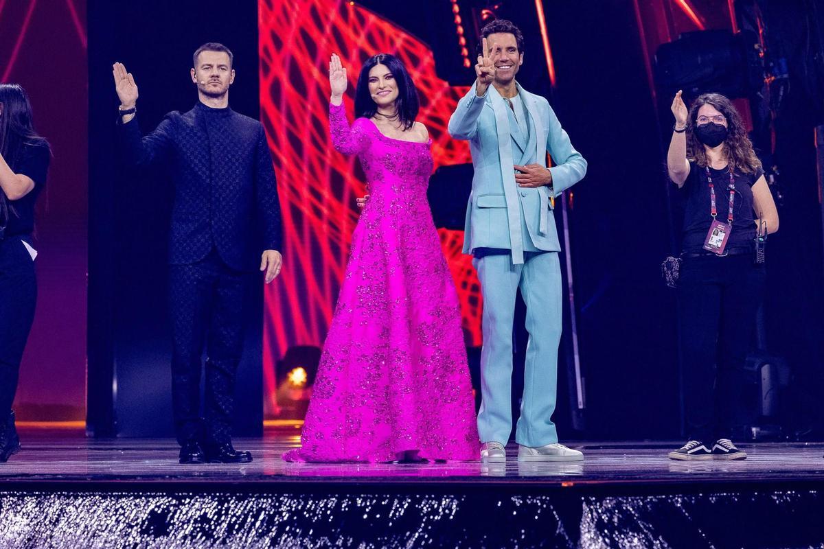 Turin (Italy), 10/05/2022.- A handout photo made available by the Goigest press office shows ESC 2022 hosts (L-R), Italian television and radio presenter Alessandro Cattelan, Italian singer Laura Pausini, and Lebanese-British singer Mika during the First Semi Final of the 66th annual Eurovision Song Contest (ESC 2022) in Turin, Italy, 10 May 2022. The international song contest has two semi-finals, held at the PalaOlimpico indoor stadium on 10 and 12 May, and a grand final on 14 May 2022. (Italia, Laos) EFE/EPA/GOIGEST PRESS OFFICE / HANDOUT +++ HANDOUT PHOTO TO BE USED SOLELY TO ILLUSTRATE NEWS REPORTING OR COMMENTARY ON THE FACTS OR EVENTS DEPICTED IN THIS IMAGE; NO ARCHIVING; NO LICENSING +++ HANDOUT EDITORIAL USE ONLY/NO SALES/NO ARCHIVES