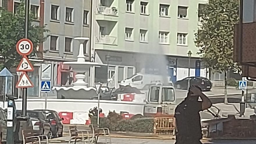 Un &quot;importante&quot; escape de gas obliga a cerrar al tránsito rodado y peatonal en la rotonda de La Constitución
