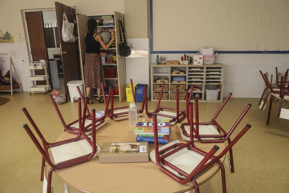 Un colegio de Alicante, con una docente haciendo los preparativos del próximo curso, durante las vacaciones escolares
