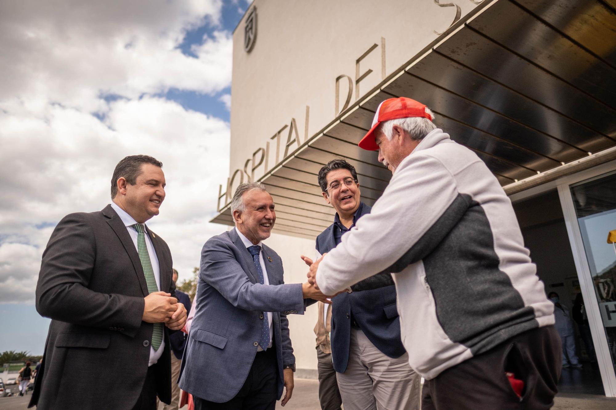 Torres y Martín visitan al Hospital del Sur