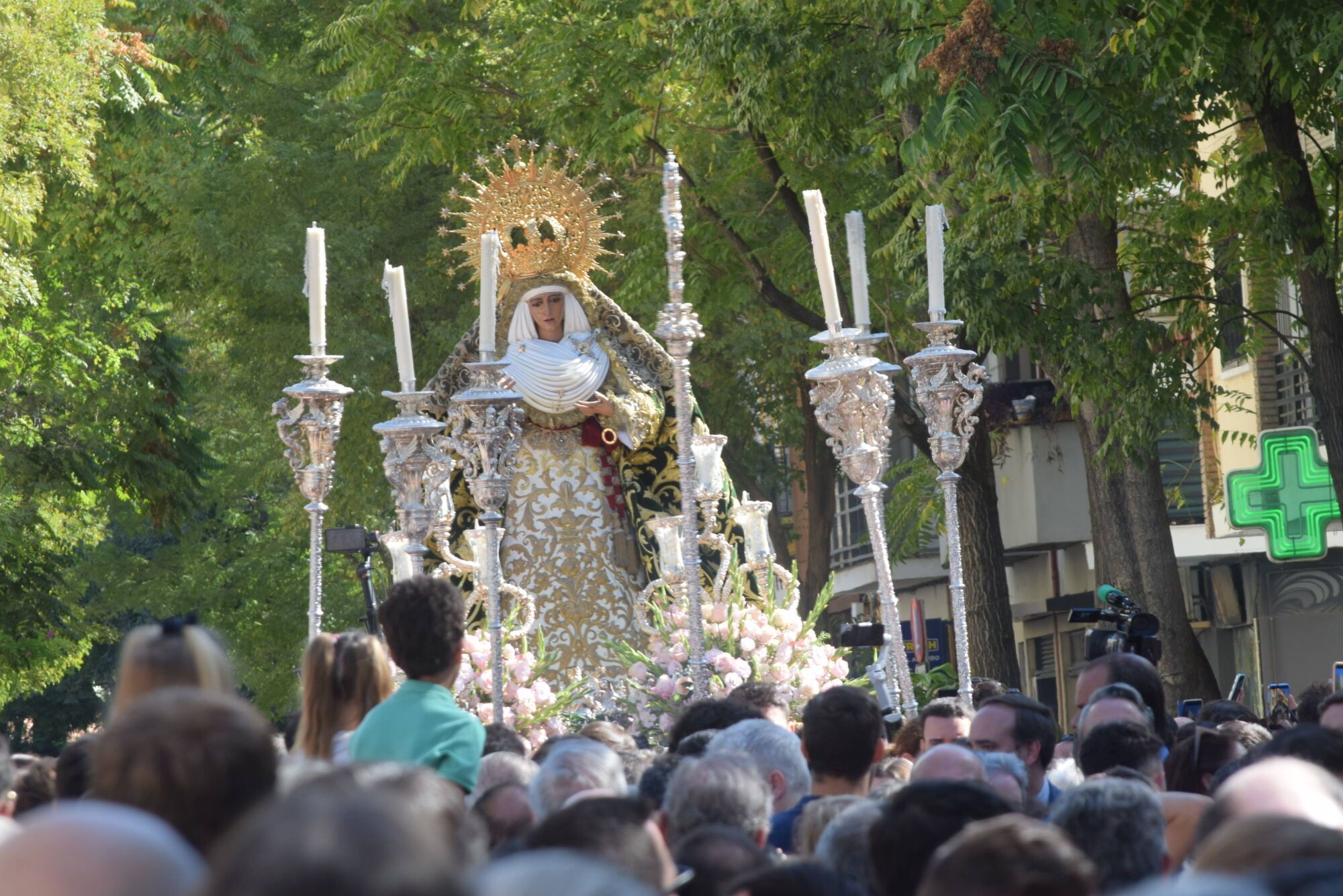 Traslado de la Esperanza de Triana desde el Polígono Sur a Triana