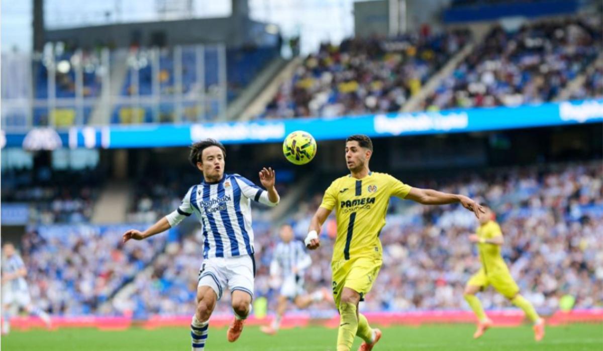 Ayoze Pérez disputando un balón con Take Kubo