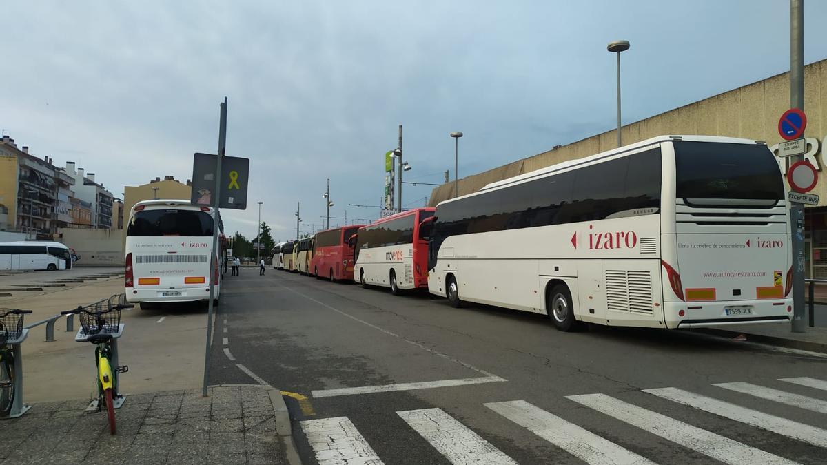 Autobusos esperant davant l'estació de Renfe de Girona aquest matí