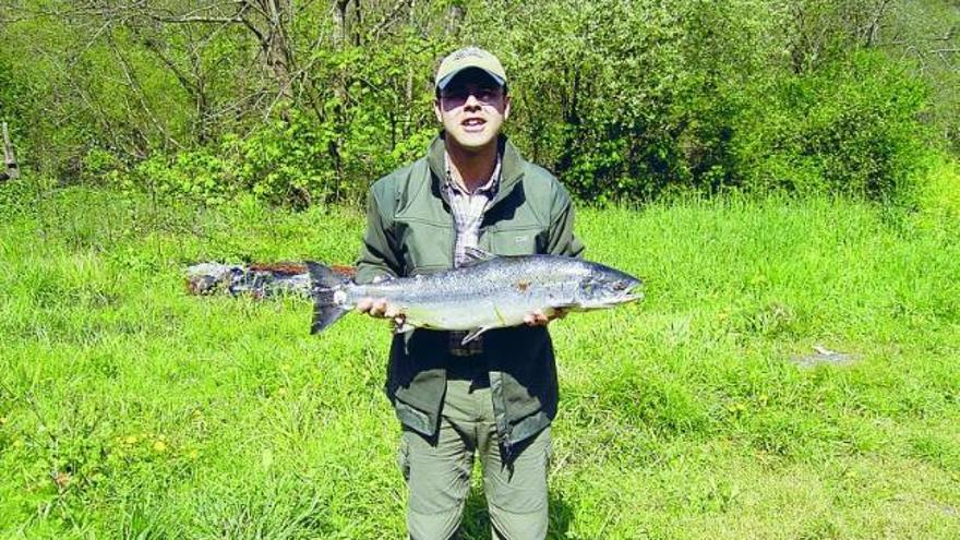 Aitor Collía, con el ejemplar de 4,8 kilos que pescó en La Veguina (Narcea).